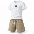 Conjunto de camiseta blanca con logo negro y short beige