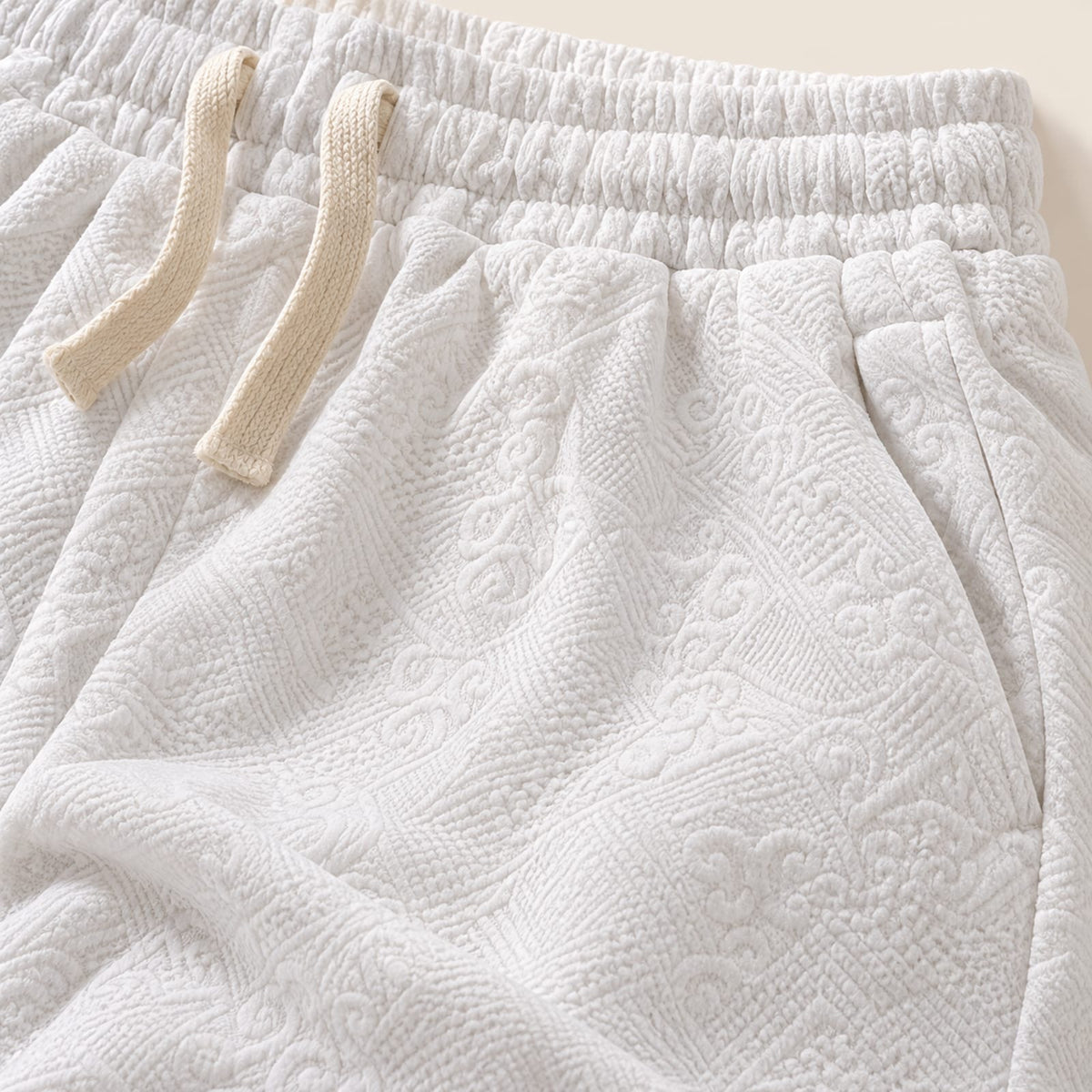 Short blanco con textura en relieve