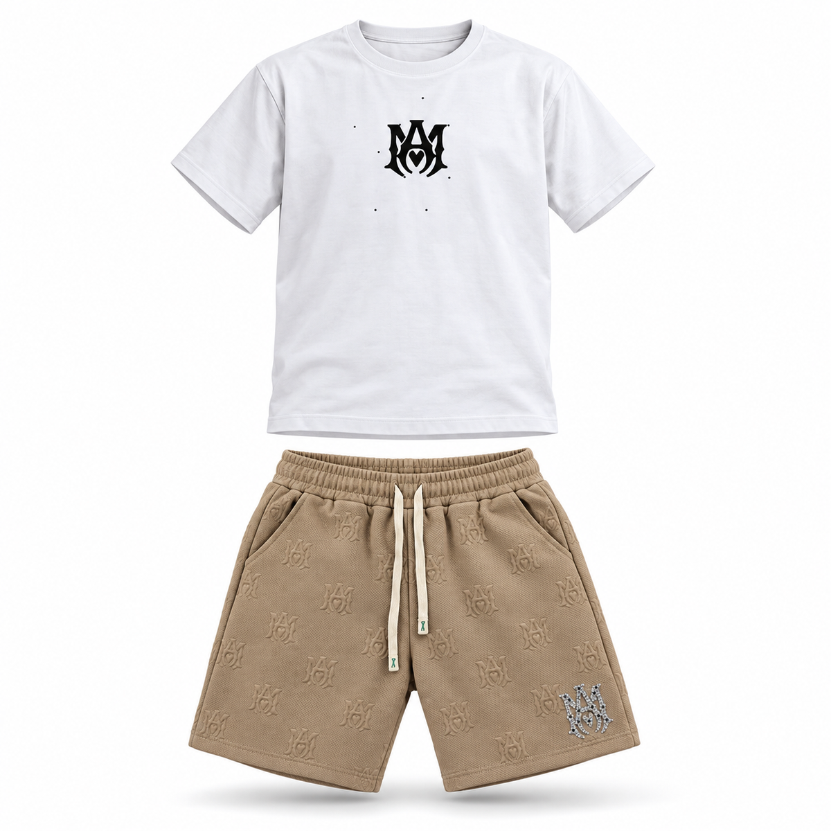 Conjunto de camiseta blanca con logo negro y short beige