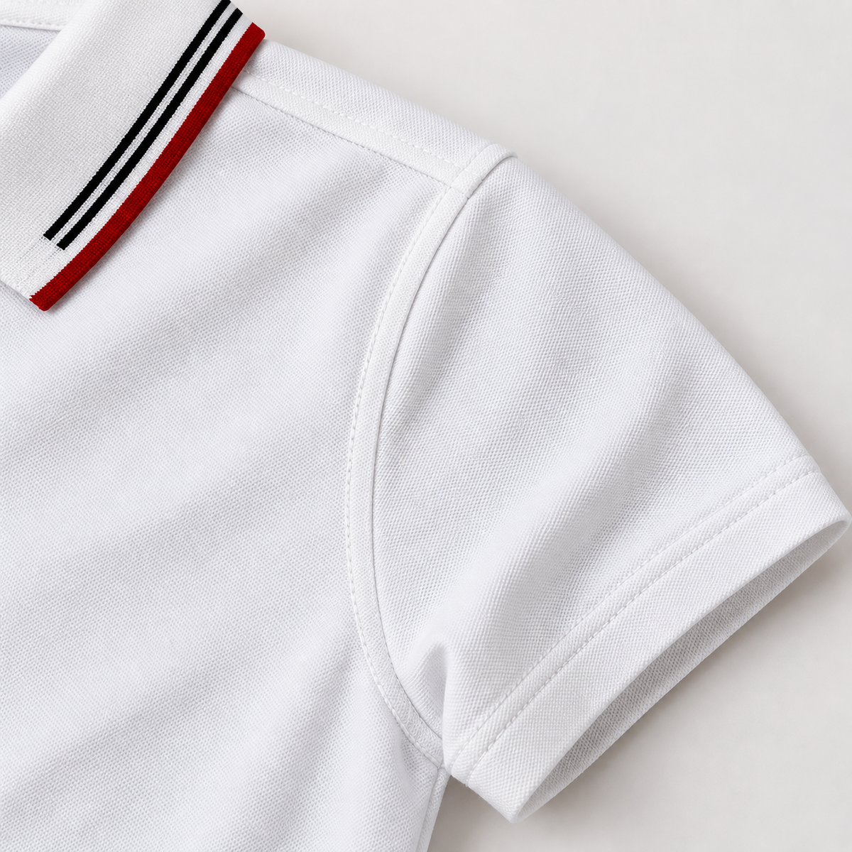 Polo Versace Blanco con Medallón Dorado